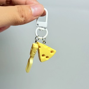 CHENXI Llaveros de Resina Personalizados con Forma de Mini Triángulo de Queso, Llavero Kawaii Popular INS, Souvenir para Bolsos y Carteras - Product Image 2
