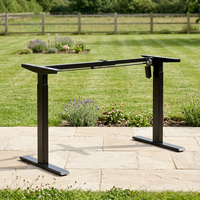 Table minimaliste moderne à hauteur réglable électriquement par un seul moteur, avec pieds télescopiques à 2 niveaux, barre stabilisatrice en acier massif et commande ergonomique.
