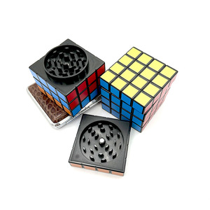 Molinillo de Hierbas Cuadrado Manual de 4 Capas y 58 mm con Diseño Creativo de Cubo de <span class=keywords><strong>Rubik</strong></span> para Hierbas Secas - Product Image 1