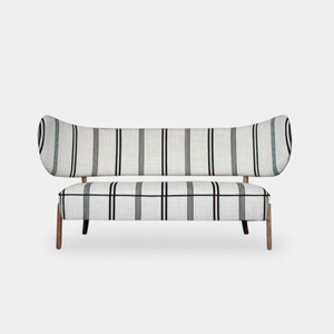 Sofá minimalista a rayas en blanco y negro con elegantes patas de madera natural modernas que combinan encanto estético y estilo contemporáneo. - Product Image 2