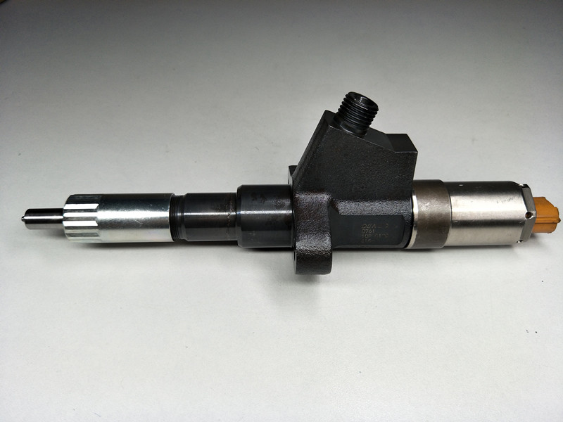 common rail injector 095000-0761 095000-0760 1-15300415-1 injector for ISUZU BUS 6SD1 injector nozzle  095000-0760 1-15300415-1