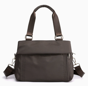 Sac fourre-tout noir ZhongHong, durable et tendance, sac à bandoulière grande capacité avec fermeture éclair et rivets, doublure en polyester, portable, pour femme, usage quotidien - Product Image 5