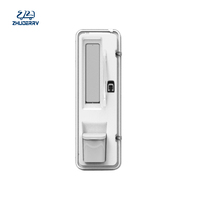 Porte d'entrée pour caravanes et remorques avec toilettes, cuisine, douche et lits