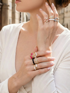 Bague en acier inoxydable plaqué or 18 carats avec émail, design minimaliste unique, bijoux de luxe pour femmes - Product Image 6