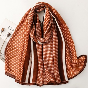 Mode nouveau motif <span class=keywords><strong>pied</strong></span> <span class=keywords><strong>de</strong></span> <span class=keywords><strong>poule</strong></span> Viscose foulard Wrap pour femmes plage crème solaire étoles géométrie imprimé Viscose châles écharpes - Product Image 1