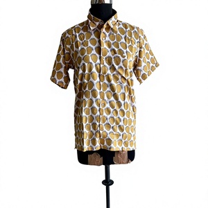 เสื้อเชิ้ตผู้ชายสีเหลืองมัสตาร์ดพิมพ์ลายสับปะรดสีขาวผลไม้เมืองร้อนแขนสั้นคอจีนกระดุมเดี่ยวเสื้อลำลองผ้าฝ้าย 100% - Product Image 2