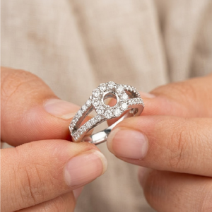 Elegante Anillo de Compromiso de Oro Blanco Sólido de 18k con Halo de Diamantes y Montura Dividida para Propuesta Romántica - Product Image 2