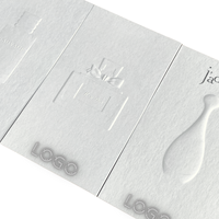 Cartes en papier en coton gaufré avec logo estampé à chaud pour emballage de parfum de luxe échantillon d'affichage cosmétique carte de visite personnalisée