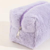 Trousse de toilette personnalisée en gros Trousse de maquillage à fermeture éclair de voyage Rangement portable pour filles en peluche Trousse de toilette mignonne