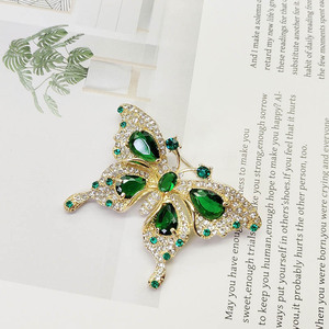 Bros Pin Aksesoris Kupu-kupu Zamrud Bertabur Berlian Imitasi Gaya Elegan Trendi Terbaru - Product Image 5