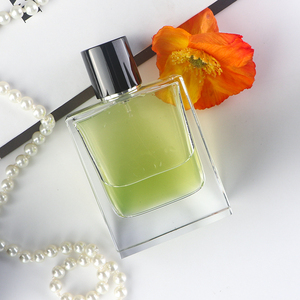 Flacon <span class=keywords><strong>de</strong></span> <span class=keywords><strong>parfum</strong></span> classique en verre transparent carré plat <span class=keywords><strong>de</strong></span> 100 ml avec bouchon noir brillant, pour les marques <span class=keywords><strong>de</strong></span> parfums <span class=keywords><strong>de</strong></span> luxe - Product Image 2