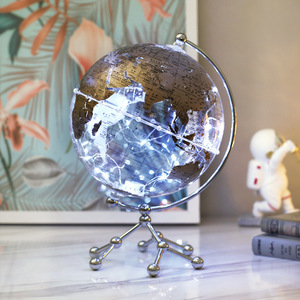 Globe lumineux avec guirlandes lumineuses, support métallique avec carte blanche, objet décoratif pour bureau ou étagère - Product Image 1