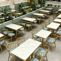 Table de restaurant en pierre frittée sur mesure avec structure métallique et sièges muraux adjacents pour hôtel et café