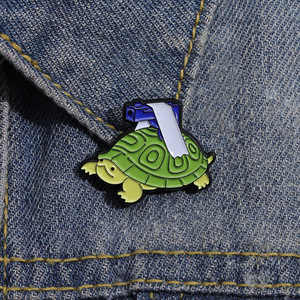 Divertidos broches de esmalte de tortuga personalizados con tortuga con pistola, insignias de solapa, joyería de animales, regalo para niños y amigos - Product Image 1