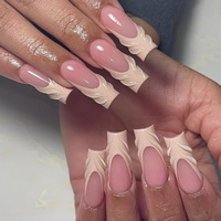 Faux ongles en acrylique à presser en gros, motif léopard rose ludique avec base nude, bouts français roses, motif imprimé léopard et strass rouges