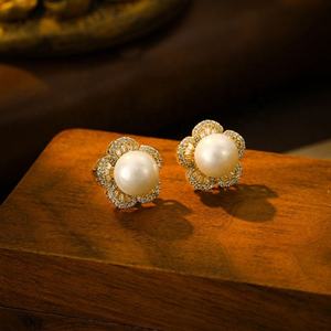 Pendientes de Perlas con Flores de Circonio Microincrustado, Modernos, Minimalistas, Exquisitos, con un Toque de Lujo y Estilo - Product Image 3