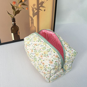 <span class=keywords><strong>Kit</strong></span> de voyage en gros avec logo matelassé rose personnalisé trousse de maquillage légère à laver sac coloré vintage doux à fleurs plissé en coton - Product Image 6