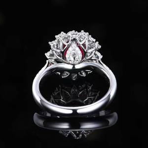 Bague en rubis sang de pigeon non chauffé de 1,54 carat, taille coussin, pierre précieuse naturelle du Mozambique avec 46 diamants sertis dans de l'or 18 carats - Product Image 3