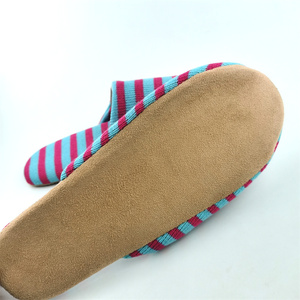 Chaussons d'hôtel jetables blancs personnalisés, dessus en tissu éponge de haute qualité, semelle extérieure en EVA de <span class=keywords><strong>5</strong></span> mm, option de logo personnalisé pour hôtel/spa - Product Image 3