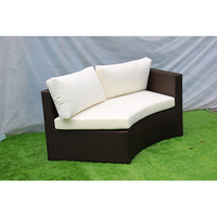 Poolside Lounge-Sofa aus Rattan, Halbrundes Sofa für den Außenbereich