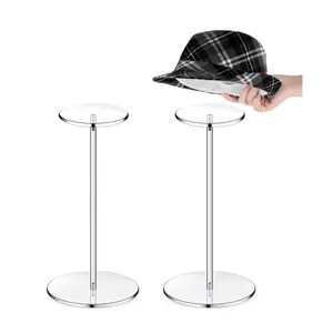 Şapka ayaklı yuvarlak halter ekran yükseltici şeffaf akrilik şapka standı ve peruk vitrin rafı şapka ekran için duruyor