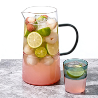 Ensemble de carafes en verre superposées bicolores avec poignée noire, idéal pour l'eau froide, les jus et le thé glacé