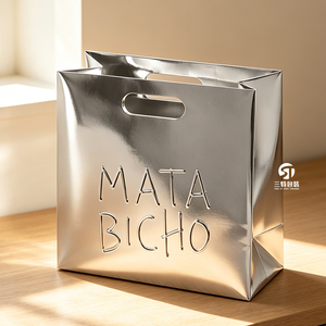 Sacs cadeaux en papier argenté personnalisés en usine avec logo UV en relief, emballage pour vêtements, sous-vêtements, chaussures et chapeaux avec poignées - Product Image 4