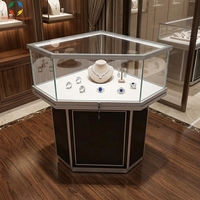 Vitrines à bijoux de luxe finition or avec éclairage LED, glissières de tiroir robustes et silencieuses pour une gestion efficace des stocks dans les centres commerciaux