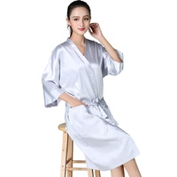 Cape de coiffure personnalisée à faible MOQ, gris argenté, type robe kimono en soie, avec poche, pour clients de salons de beauté et de spa