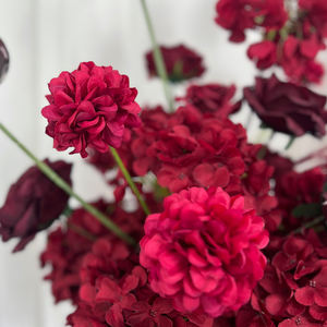 Boule de fleurs artificielles en soie de couleur bordeaux réaliste, mélange de fleurs, accents floraux en cascade, centre de table floral écologique pour mariage - Product Image 2