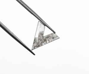 Anillo con Colgante en Forma de V con Diamante Cultivado en Laboratorio de Color Sal y Pimienta de 1.37 CT, 9.8x9.7mm, Certificado IGI - Product Image 1