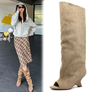 Élégantes <span class=keywords><strong>bottes</strong></span> hautes décontractées pour femme en daim <span class=keywords><strong>beige</strong></span>, à bout ouvert et talon compensé courbé, pour le shopping et les activités de plein air - Product Image 1