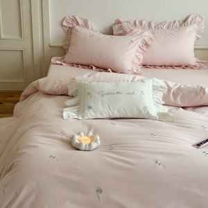 Sensation incroyablement douce pour toute l'année confort rose fleur broderie drap <span class=keywords><strong>de</strong></span> <span class=keywords><strong>lit</strong></span> 4 pièces ensemble <span class=keywords><strong>de</strong></span> literie avec garniture <span class=keywords><strong>de</strong></span> <span class=keywords><strong>tresse</strong></span> à volants - Product Image 3