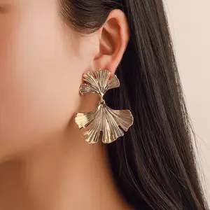 Boucles d'oreilles rétro ethniques mignonnes irrégulières, boucles d'oreilles simples Ginkgo feuille d'or pour femmes filles