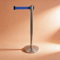 Poteau de signalisation de qualité commerciale avec sangle rétractable en nylon lisse et poteau en acier inoxydable de 51 mm pour les environnements à fort trafic
