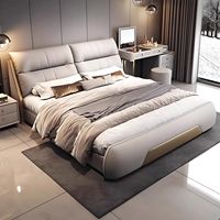 Lit King Size Moderne de Luxe Italien avec Cadre Rembourré en Cuir et Accents Dorés pour Chambre Principale