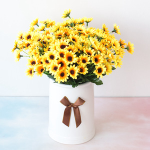 Vente en gros de 24 têtes de fleurs artificielles en soie, fausses fleurs de tournesol pour la décoration de la maison et du bureau - Product Image 3