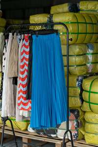 SH07 Venta al por Mayor de Fardos de Ropa Usada de Verano, Mezcla de Ropa de <span class=keywords><strong>Segunda</strong></span> <span class=keywords><strong>Mano</strong></span> de Alta Calidad, Camisetas, Pantalones, Vestidos y Shorts para Hombre y Mujer - Product Image 5