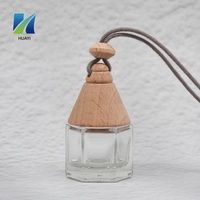 Bouteille diffuseur de parfum hexagonale en verre de 8 ml avec capuchon conique à 13 dents, rechargeable, vide, pour huiles essentielles, avec pendentif en bois de hêtre pour voiture