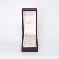 Boîte de présentation de parfum verticale en cuir PU avec bordure cousue de couleur violet foncé, chic et élégante, boîte d'emballage de parfum personnalisée