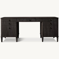 Bureau de direction élégant et moderne en chêne clair cannelé à 7 tiroirs avec poignées en laiton et pieds coniques pour bureau à domicile, personnalisable OEM