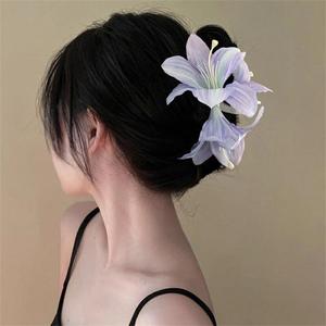 Pince à <span class=keywords><strong>cheveux</strong></span> florale extra large - Pince en plastique bleu givré motif lys pour femmes et filles, <span class=keywords><strong>accessoires</strong></span> bohèmes pour mariage à la plage - Product Image 1