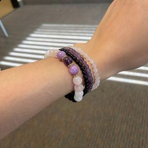 Bracelet en pierre naturelle avec perles de verre colorées, symbole de force et de courage, livraison rapide, design personnalisé - Product Image 4
