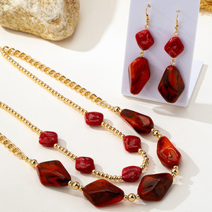 Set di Gioielli da Donna Placcati Oro 2 Pezzi, Collana Multistrato con Perline in Resina e Orecchini Pendenti, Stile Vintage con Effetto Marmo Rosso a Spirale, per Feste - Product Image 4