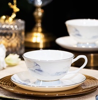Ensemble de café élégant en porcelaine blanche 9 pièces avec bordure dorée, motif paysage bleu, théière et tasses avec soucoupes en céramique pour coffret cadeau