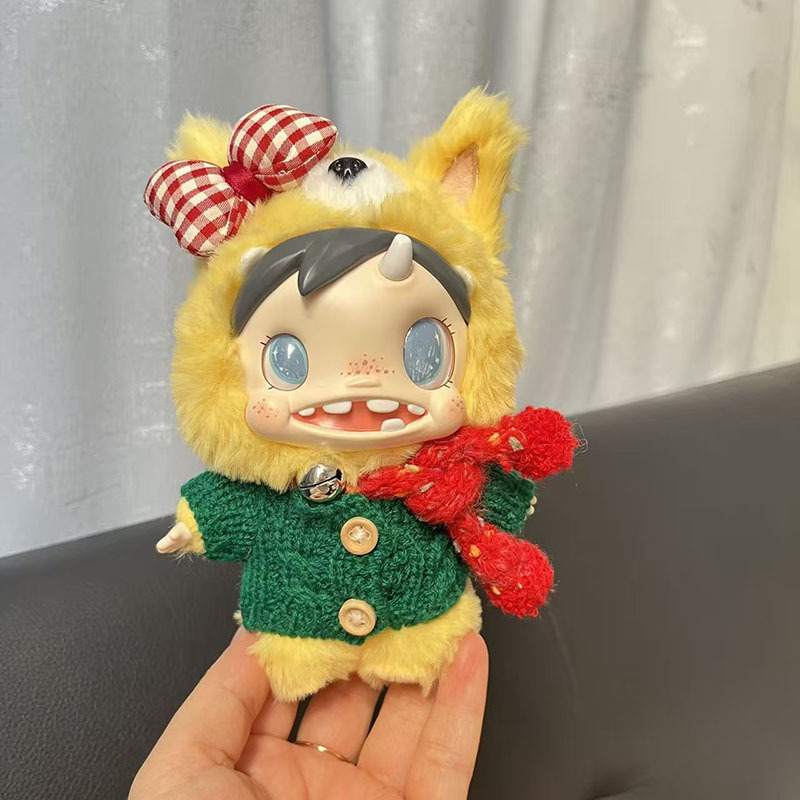 ผ้าพันคอลายสีเขียวสเวตเตอร์สีแดงและลายสก๊อตสีขาว