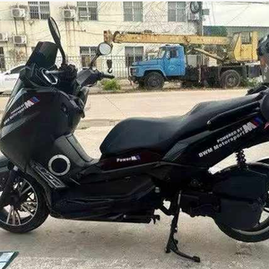 Scooter Maxi T10 d'occasion de style BMW, état inégal. Moteur, valises complètes et écran numérique, entièrement fonctionnels. - Product Image 1