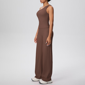 Ensemble 2 pièces de yoga uni pour femme : débardeur asymétrique et leggings taille haute élastiques à jambe droite, respirants - Product Image 3