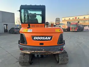 حفارة مجنزرة صغيرة 90% جديدة 6 أطنان عالية الجودة مستعملة Doosan DX60 ماكينة جديدة تمامًا فعالة من حيث التكلفة