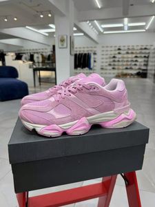 Chaussures de sport décontractées de luxe pour hommes, nouvelle collection, modèle 9060, légères et confortables, idéales pour le quotidien et les activités sportives en extérieur. - Product Image 3